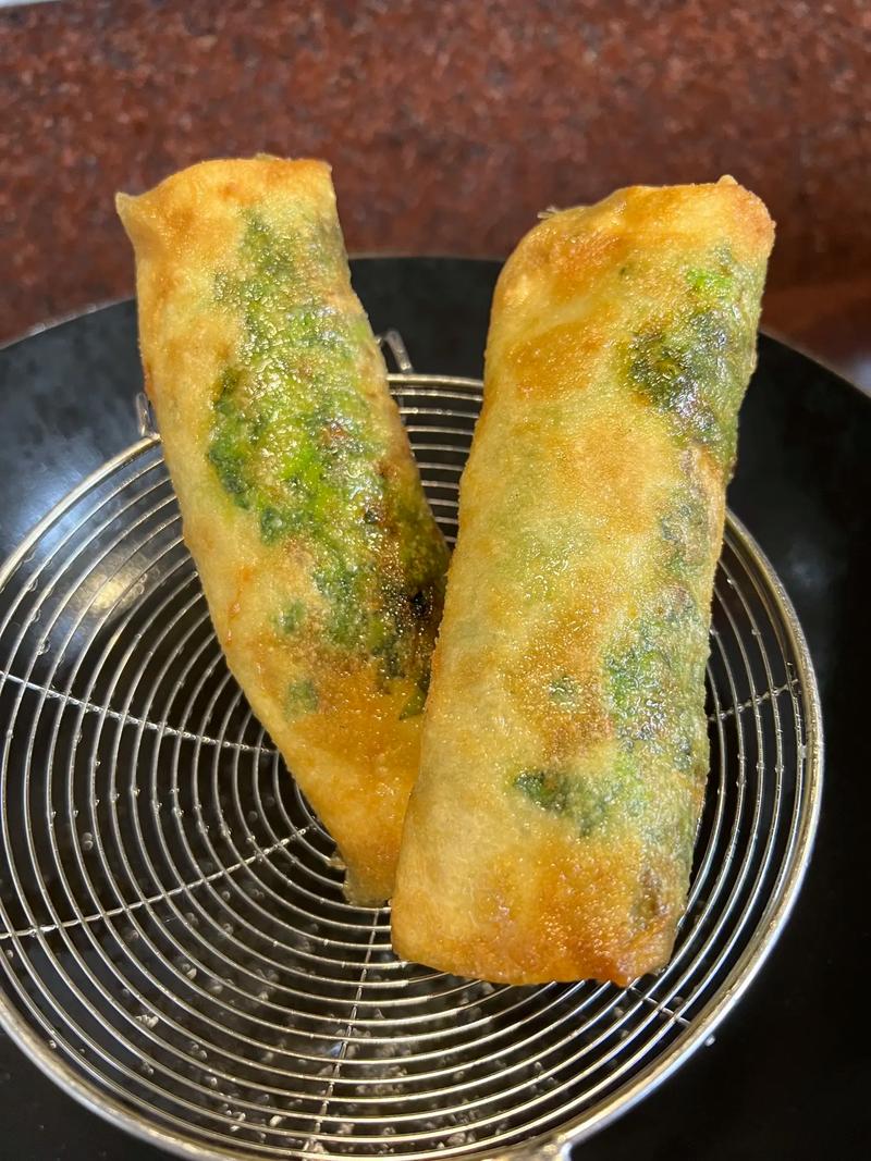 emilysamuel5pat's tweet photo. Craving warm crispy spring rolls from the street stall—golden, crunchy, stuffed with veggies and meat, perfect for a quick bite after a walk , https://t.co/Ij0kmmkpxC