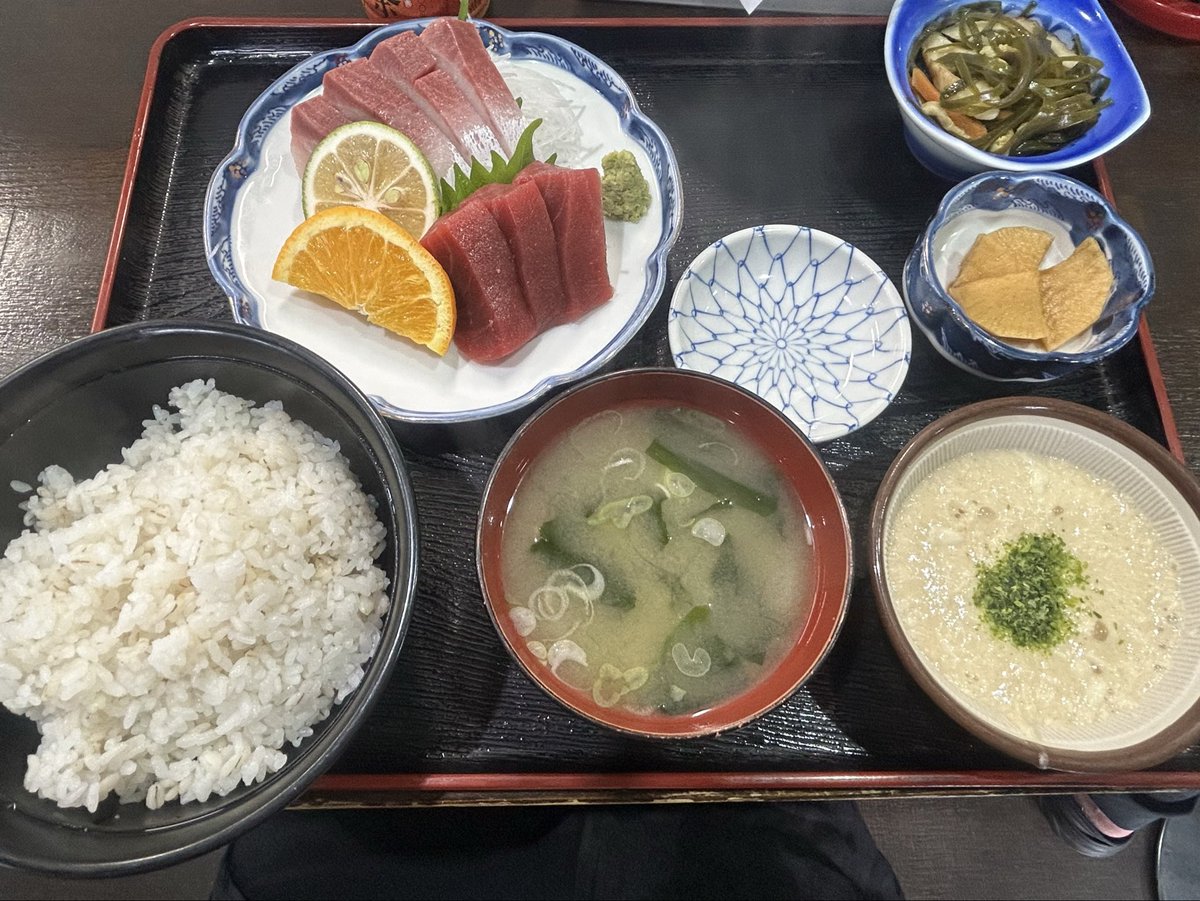 love_ELT's tweet photo. lunch🍽️まる信

刺身定食が完売で揚げ物何食べよ〜って悩んでたら店主さんがこれでよかったら...とお言葉に甘えていただいたらめちゃくちゃ美味しい！

写真じゃ分かりにくいけどブリがめちゃくちゃ大きい！🐟

麦飯にとろろも美味しいし😋

サービスもしていただいて感謝🥲

今度は早い時間に行く！ https://t.co/Pp9jQP7gRa