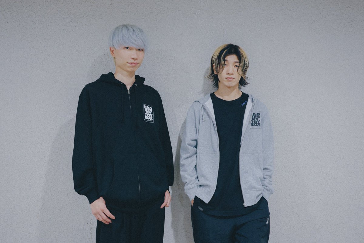 BrokenMyToyBox's tweet photo. 🤖Drひろぽん加入記念受注限定グッズ解禁②🦡

ひろぽん加入記念グッズが販売決定‼️
この機会のみの受注限定販売🔥

🆕「幸福のすべて」パーカー
color：Black / Gray
size：S / M / L / XL

👕メンバー着用サイズ
郷間：L
ひろぽん：XL

ひろぽんも揃ったメンバーモチーフキャラクターがデザインされたメモリアルパーカー🤖🦡

🛍️WEB SHOP
https://t.co/XlYvugrVia

📸 @wakaa_02