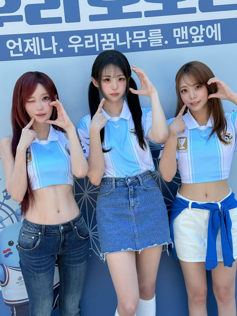 official_QWER's tweet photo. 2026 우리 모모콘 📸

2026 우리 모모콘에 QWER도 함께했습니다! 💙
더운 날씨에도 뜨거운 응원 보내주신 바위게 분들, 감사해요! 🫶

#QWER #2026우리모모콘 https://t.co/MXpV0593n5