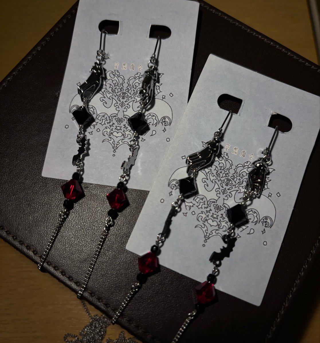 IMAGINARY_FIRM's tweet photo. New✨
-吸血衝動-
身体のどこかに存在する噛み跡
それは感情を増幅させ耽美な疼きを呼び覚ます

－『幻想生物図鑑』吸血性生物の章

 #ヴァンパイアダークマーケット 新作のグラス＆マスクチェーンです🩸🦇 https://t.co/9ituVzvyxK