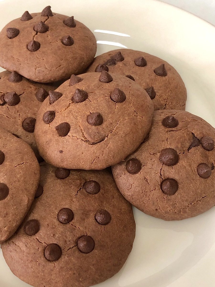 OraBaumgarnu29's tweet photo. Hoy horneé galletas con chispas de chocolate caseras  Su olor llenó toda la casa y salieron perfectas, como en mis sueos! https://t.co/4u7as3pgmh