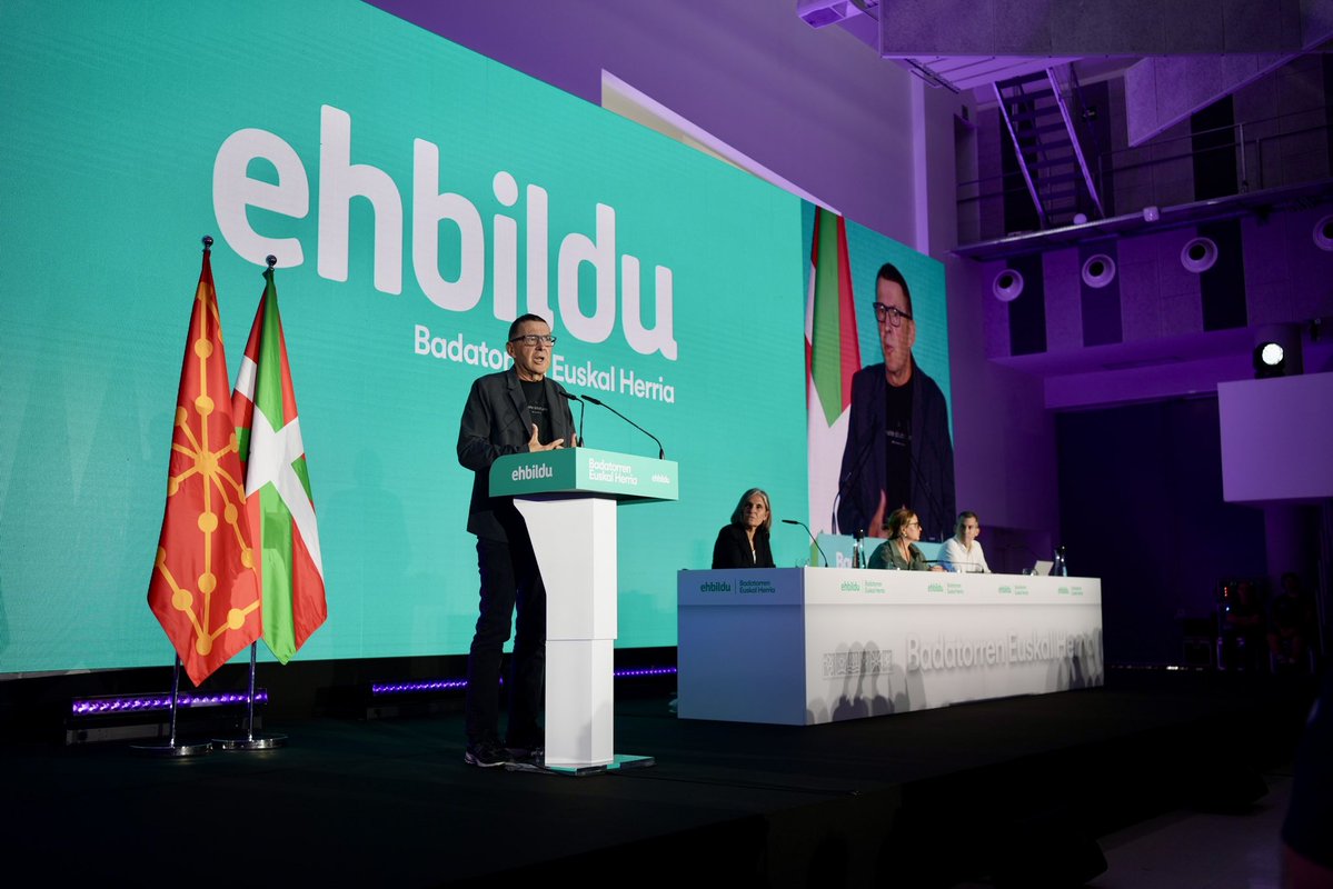 ehbildu's tweet photo. Eredugarritasuna, zintzotasuna, politika sendoak eta iparrorratz argia. Ezkerreko subiraniston komunitatea bildu dugu gaur Gasteizko Konferentzia Politikoan ikasturte politiko erabakigarriari itxaropenez ekiteko.

Ez direlako garaiak inertziarako, kudeaketa arruntetarako, ezta betikoa egiteko ere.

Ezohiko egoeretan ezohiko erabakiak, lidergoa, anbizioa nazionala, elkarguneak eta ezberdinen arteko akordioak behar ditugu.