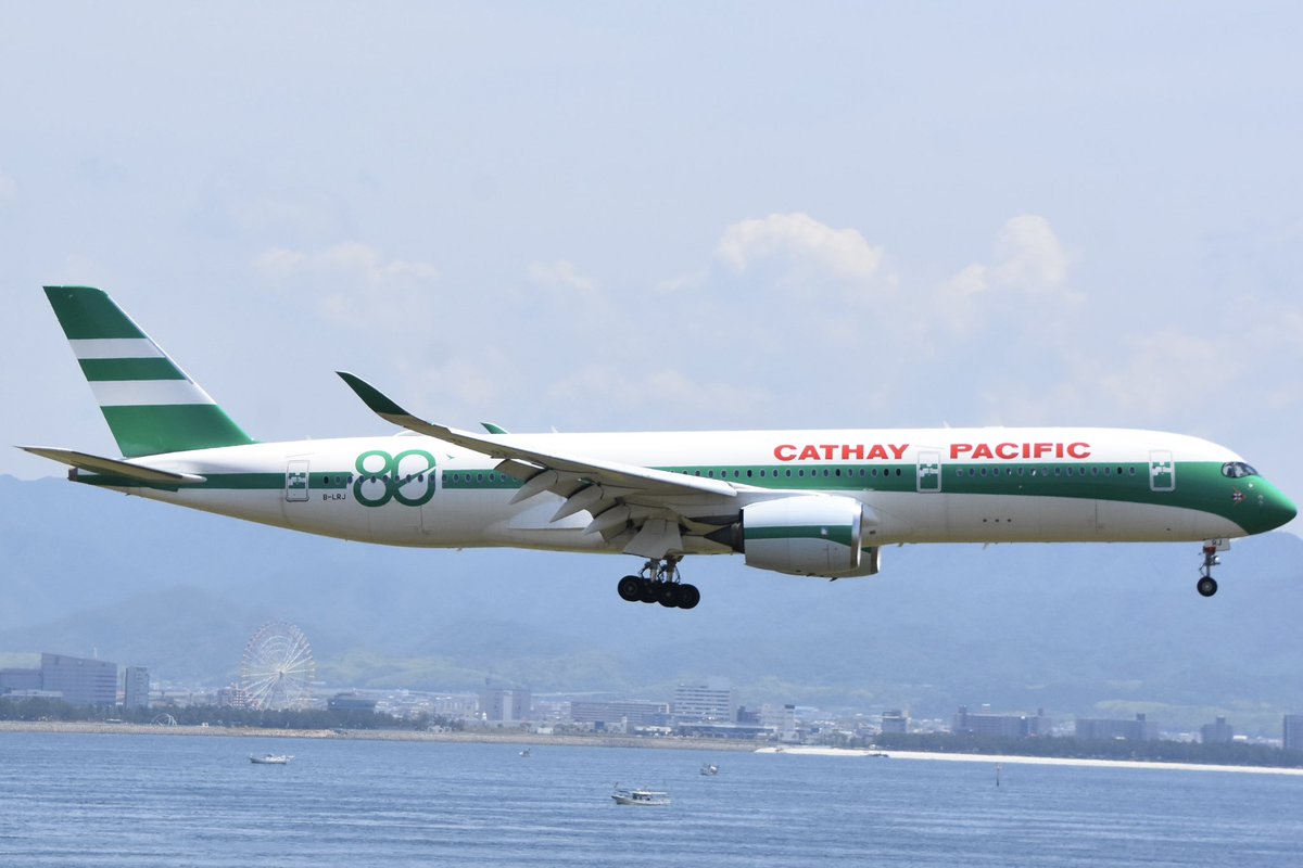 AirplaneVictory's tweet photo. Cathay Pacific &amp; Cathay Cargo
A359XWB B-LRJ &amp; B748F B-LJE
80th Anniversary Livery at KIX/RJBB
#CathayPacific #CathayCargo
#A359XWB #B748F
#80thAnniversaryLivery
#KansaiInternationalAirport https://t.co/pPxJUPSKr6