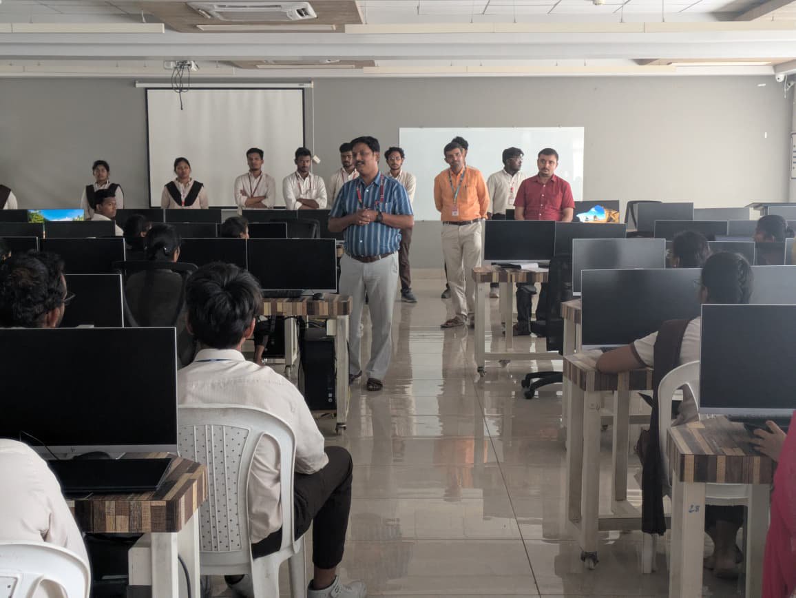 IicVvit's tweet photo. AI for Fundraising &amp; Investor Pitches — interactive workshop on fundraising strategy, pitch development, and startup readiness. 17 July 2026, Codelabs, 9 AM–12 PM. #AI #Fundraising #Startups #IIC #Innovation https://t.co/1Z7nPn2oz3
