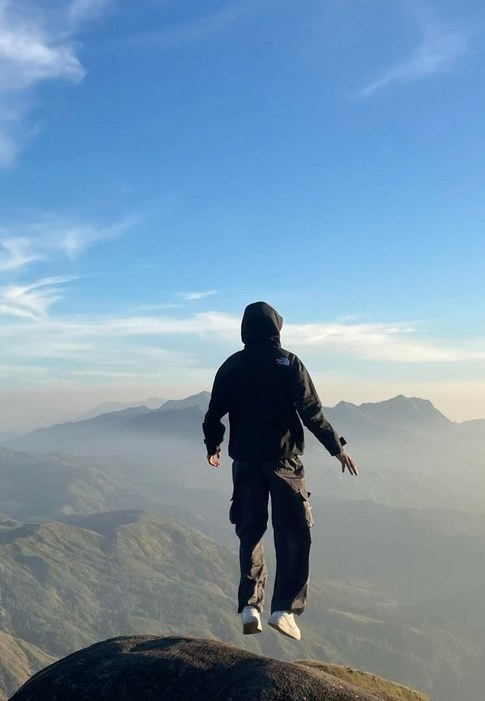 wasavi123's tweet photo. My definition of adventure is trying a new restaurant. — Chasing the feeling of wind in your hair on a road trip today https://t.co/OSiXibvGut