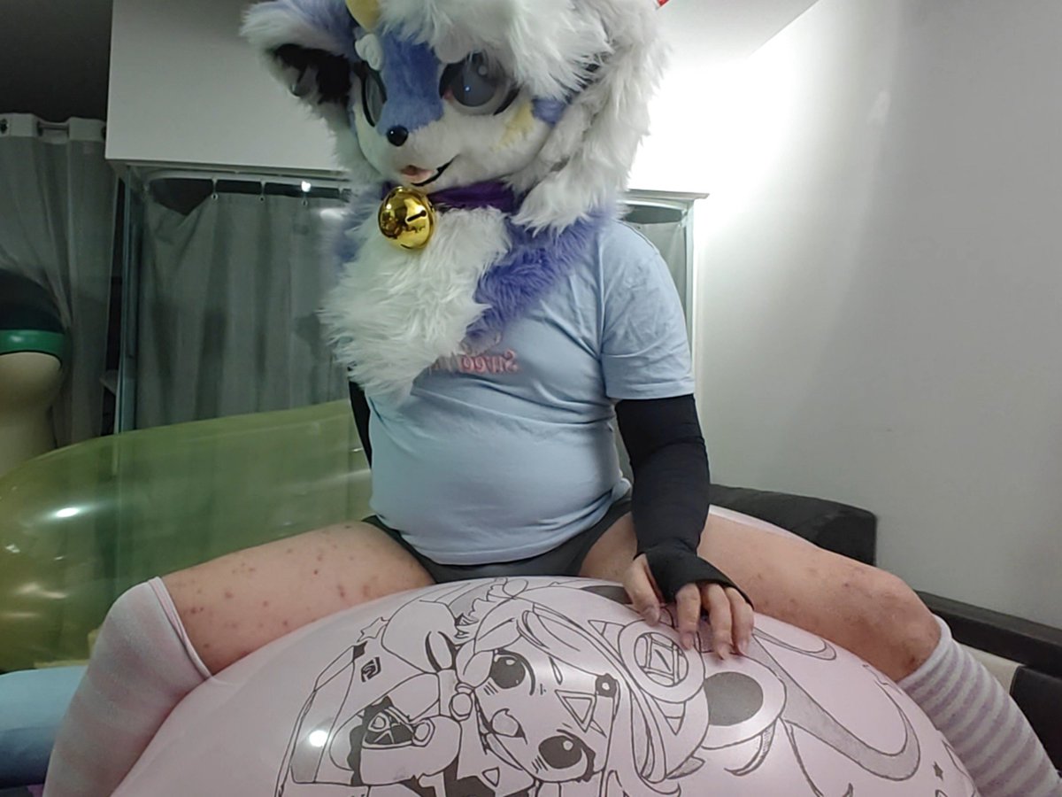 Cleowolfdrag's tweet photo. ' I'm riding a big prints,
What you gonna do about it"
#SqueakSaturday #Furries #looner
#Balloon https://t.co/m0dy7nEUbF