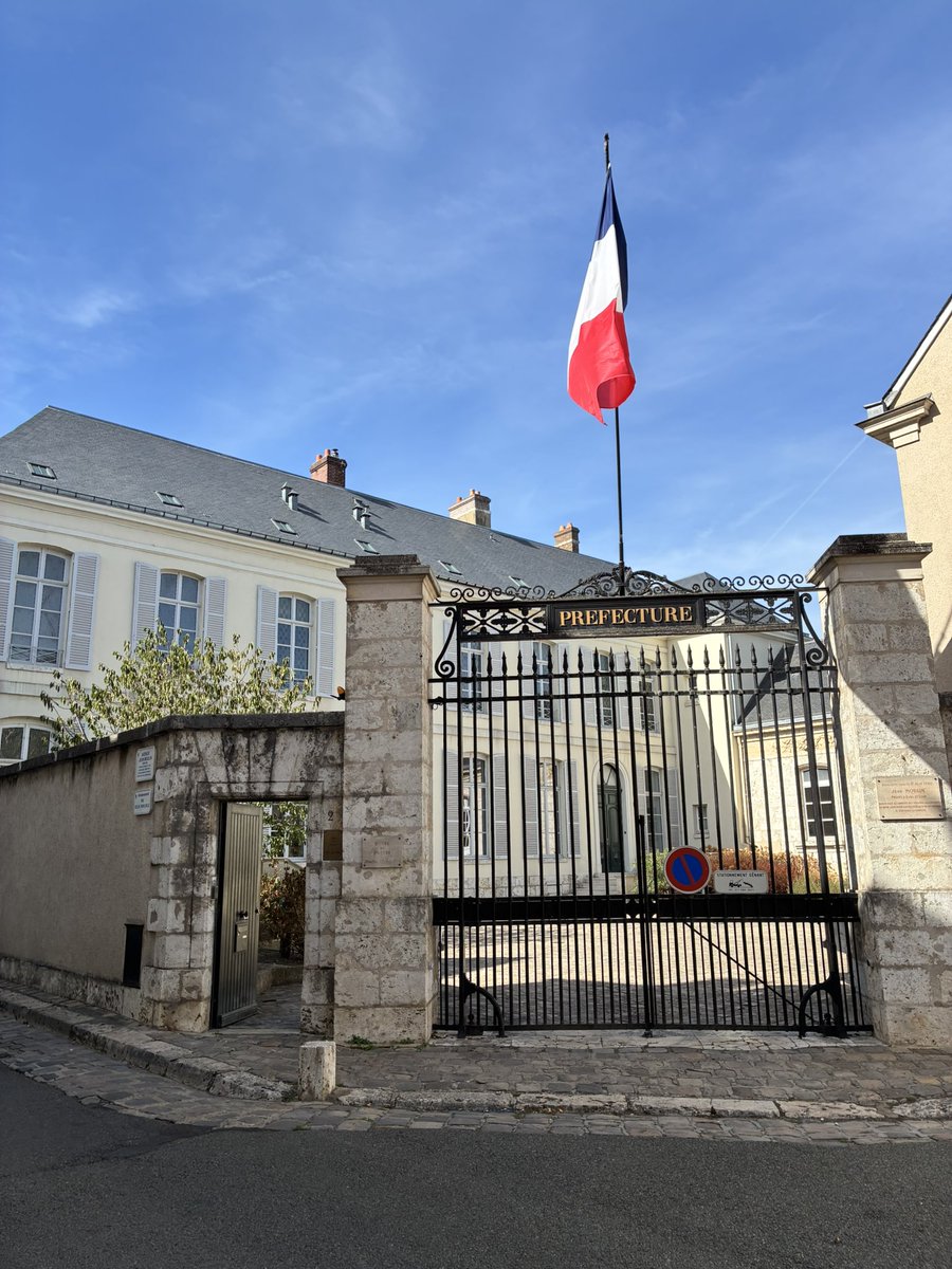xavierpelletier's tweet photo. #journéesduPatrimoine. À visiter l’hôtel de Ligneris-préfecture d’Eure-et-Loir- vous arrêter dans le bureau de #JeanMoulin,pour voir son uniforme,des dessins de Romanin,pseudonyme sous lequel il publiait des dessins qui révèlent un autre visage et la richesse de sa personnalité.. https://t.co/WZHsVNUdxS