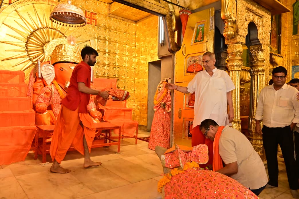 Sunilkotharibjp's tweet photo. जयपुर नगर निगम महापौर पद के लिए विधिवत नामांकन पत्र दाखिल करने के पश्चात मोती डूंगरी स्थित श्री गणेश मंदिर पहुंचकर प्रथम पूज्य भगवान श्री गणेश जी महाराज के दर्शन किए।
#SunilKothari #Mahapaur #Jaipur #MahapaurNomination #GaneshMandir #BJPJaipur #RajasthanBJP https://t.co/S1mQkJGF1i