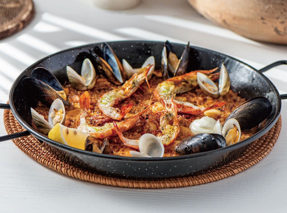 ShalandaPox4's tweet photo. Paella valenciana con azafrán aroma inconfundible, arroz perfectamente hecho, camarones jugosos y pimientos dulces. El sabor auténtico de Espaa en cada bocado! （ 瓦伦西亚海鲜饭，藏红花香气独特，米饭粒粒分明，虾仁鲜嫩，甜椒清甜。每一口都是西班牙地道风味！） https://t.co/GLhSFLq2eW