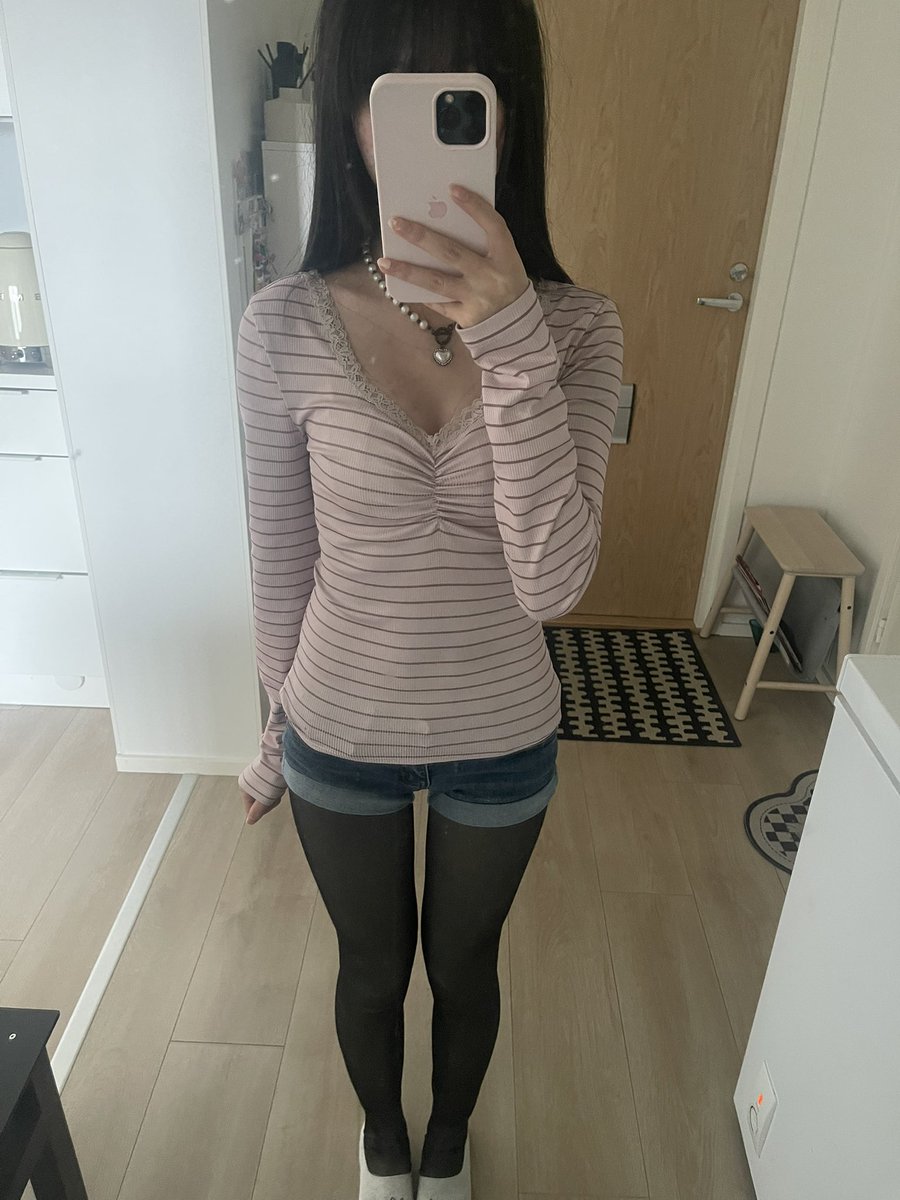 ningyohimeee's tweet photo. Outfit of the day but its nothing crazy https://t.co/az5v1ZIfhQ
