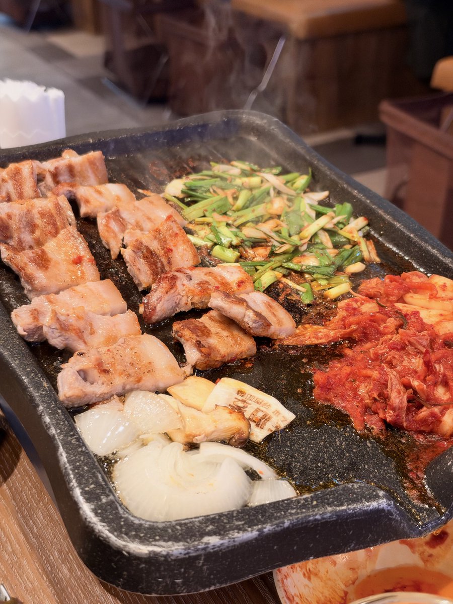 Yasai_T's tweet photo. めっちゃ美味しそうに撮れる
マンゴーのお酒は韓国果物酒みたいに書いてあってサワー系かなと思ったら12%あってびっくりした https://t.co/wlnDZFua94