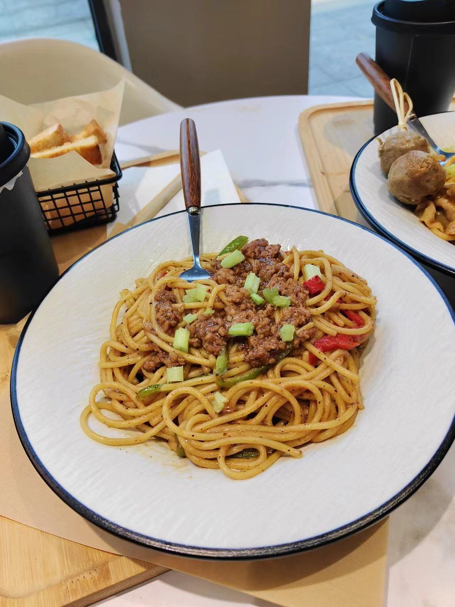 ChristianBunk1q's tweet photo. Hoy cocino pasta casera con café con leche mientras llueve fuera, caloría casera perfecta! https://t.co/0hmBe6tLGg