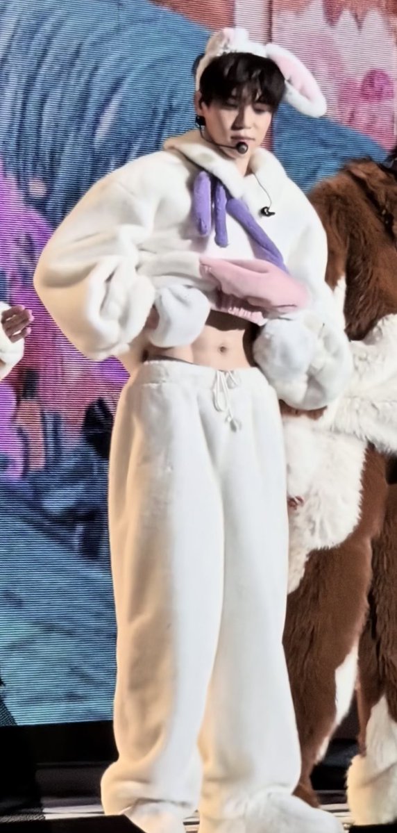 sionsbunny's tweet photo. SION?! https://t.co/hhl5Xdu0EQ