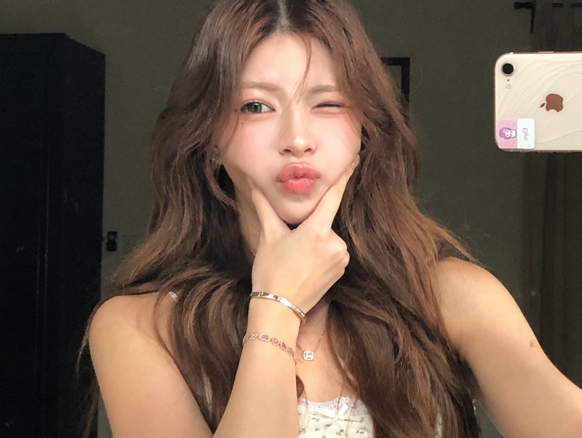 ell_junwen's tweet photo. She got the new ıPhone😲 https://t.co/pe8DQG2ypM