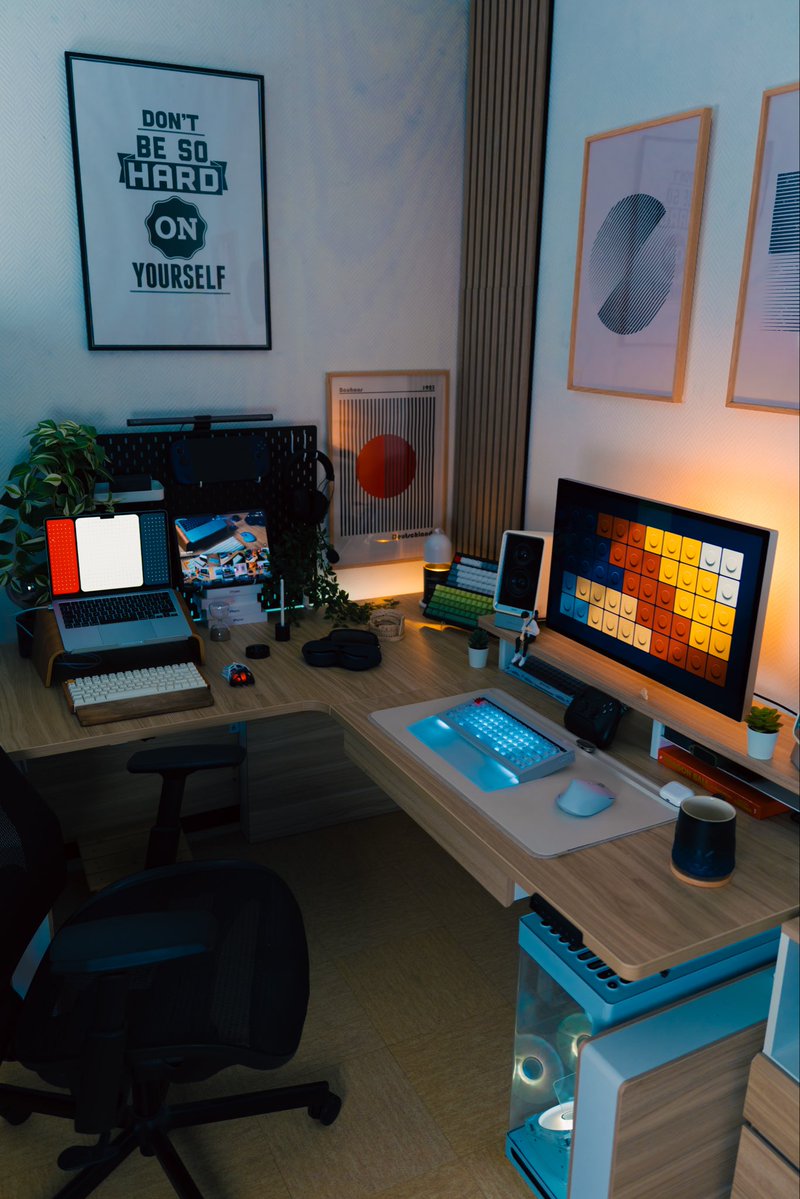 VinhDeskSetup's tweet photo. Show the desk you’re actually using this weekend.

Messy is fine. I’ll reply.
19/30
#desksetup https://t.co/p839ah4uJ1