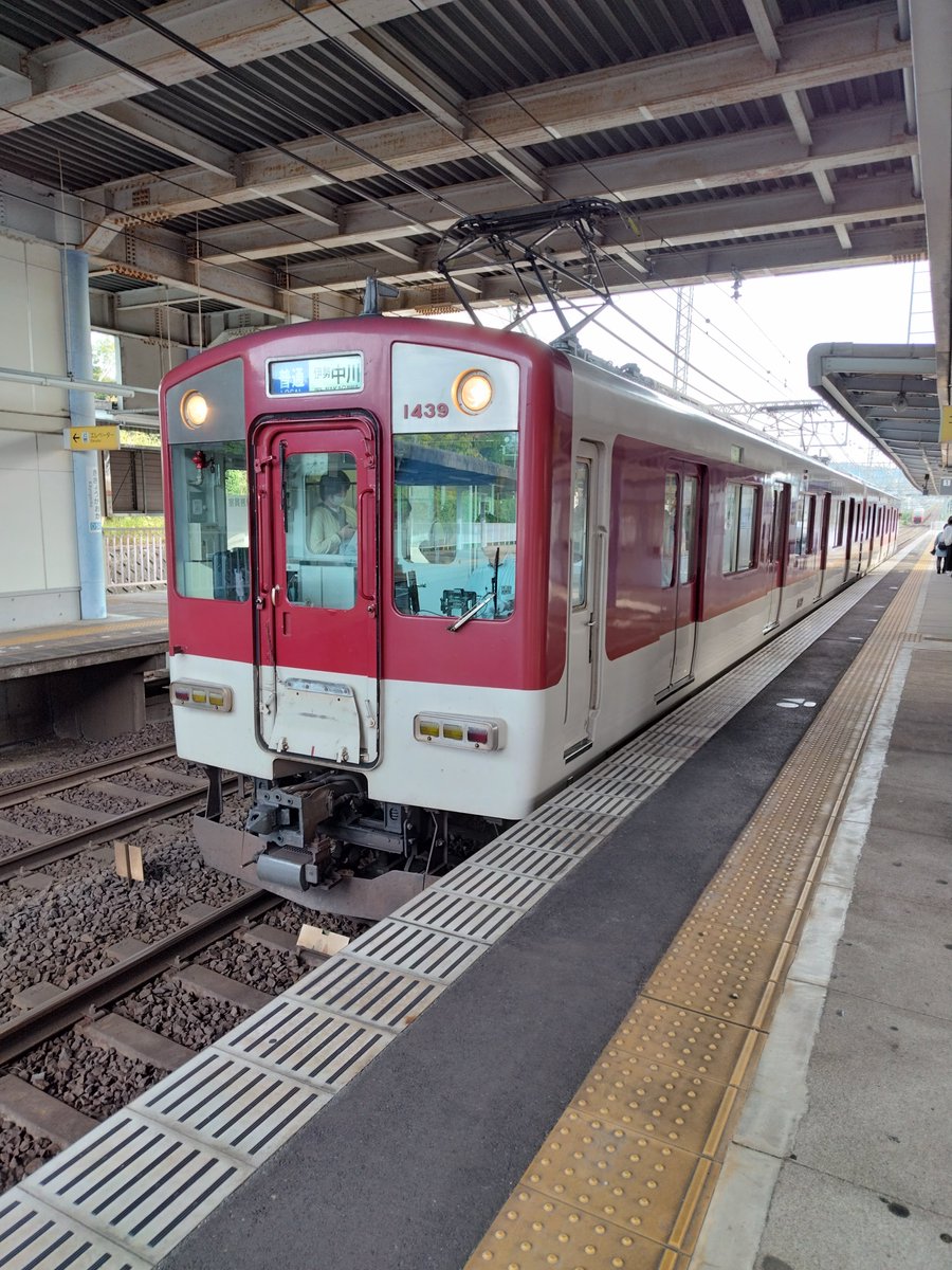 7mpersec's tweet photo. 桔梗が丘まで一駅。近鉄大阪線1693列車 普通 伊勢中川ゆき、1437系VVVF制御車VW39編成2両。 https://t.co/VbD1rysPTz