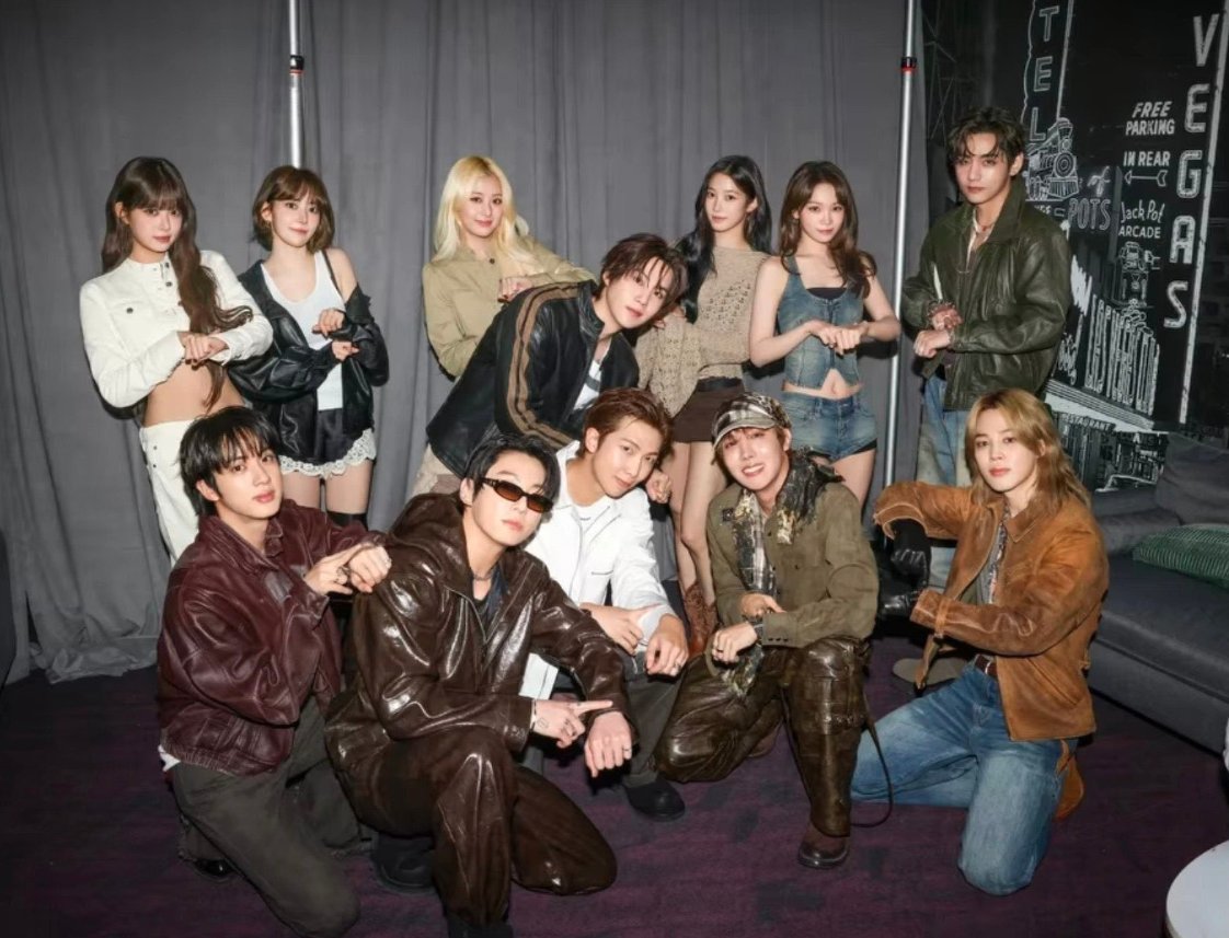 AboutMusicYT's tweet photo. BTS and LE SSERAFIM in a new photo together. https://t.co/XccIt8OcwT