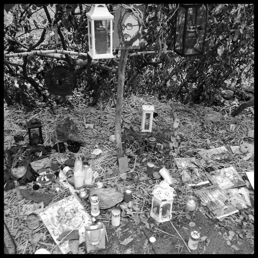 RadicalPast's tweet photo. Heute vor acht Jahren ist der Regisseur / Künstler / Journalist Steffen Meyn während der Räumung des Hambacher Forstes aus großer Höhe abgestürzt und verstorben. Hintergründe: https://t.co/ITSyeRKkO8 #RestInPower https://t.co/wM9aXSdx09