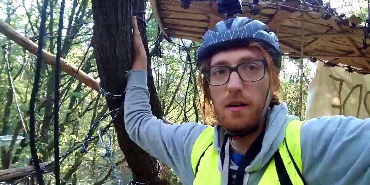 RadicalPast's tweet photo. Heute vor acht Jahren ist der Regisseur / Künstler / Journalist Steffen Meyn während der Räumung des Hambacher Forstes aus großer Höhe abgestürzt und verstorben. Hintergründe: https://t.co/ITSyeRKkO8 #RestInPower https://t.co/wM9aXSdx09