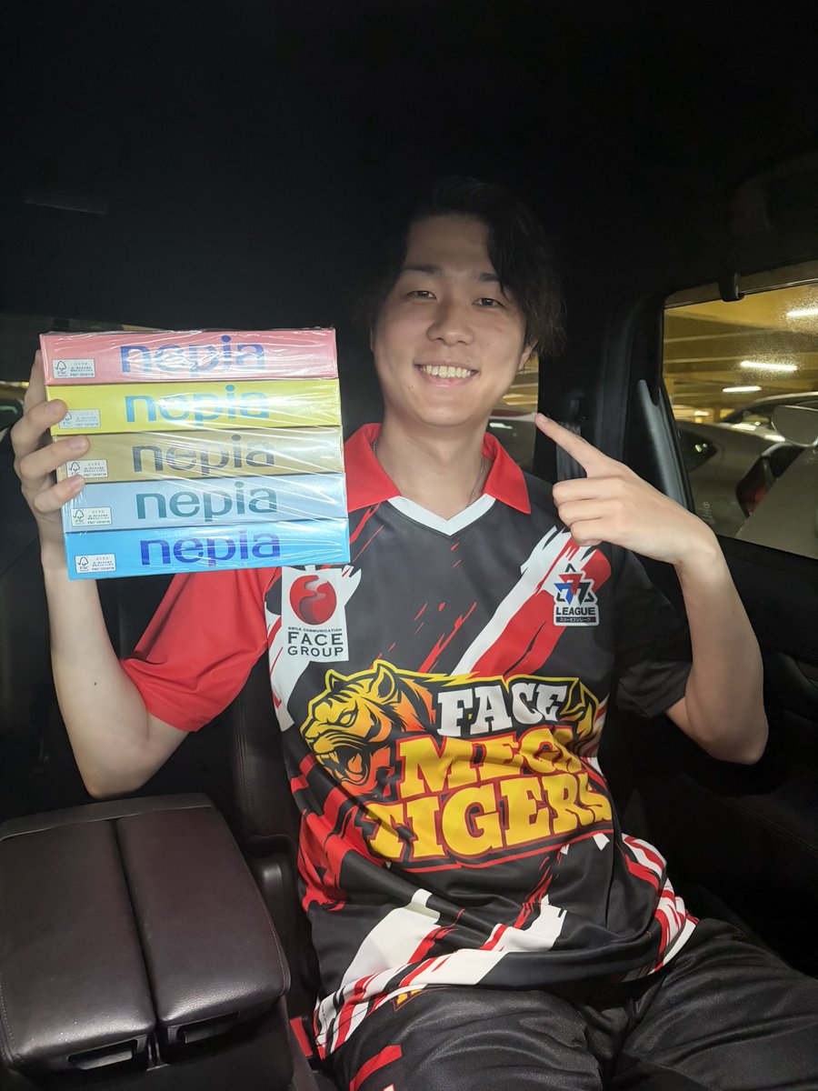 asakura_tezza's tweet photo. かどおわ！ 最後にオルフェーヴルを生かして直行凱旋門へ。それも通して上位で2000枚くらい出してちょいプラでした🐎

しかもファン感でティッシュも当たったw
全体的にウマい1日でしたね！

店内はGODやシャーマン、ヴァルあたりを中心に盛り上がってました。特にバラはかなり広い範囲で色々仕掛けが...？

🌹のおかげで抽選負けしてもマジで戦えます。実際僕もそうでしたし！

たくさんのお声がけありがとうございました🙇

メガフェイス960飯塚  PR
