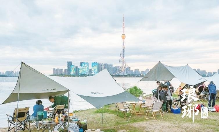 HiLinyi0539's tweet photo. Linyi now boasts more than 40 standardized camping sites distributed in urban riverside belts, mountain resorts and countryside villages. Citizens favour low‑threshold casual outdoor experiences: setting up canopies, enjoying sunset views, picnicking and family gatherings without long‑distance travel.
