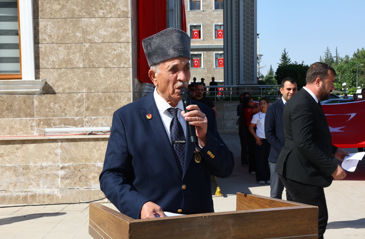 adiyamangovtr's tweet photo. Türk kahramanlığının sönmeyen meşaleleri, kahraman gazilerimizin 19 Eylül Gaziler Günü kutlu olsun.

19 Eylül Gaziler Günü dolayısıyla Valiliğimiz bahçesinde anma töreni düzenlendi.

Törene; Valimiz Sayın Abdullah Küçük, Garnizon Komutanı Piyade Albay Sayın Zeynel Vatan, Belediye Başkanı Sayın Abdurrahman Tutdere, Cumhuriyet Başsavcısı Özgür Celbek, Adıyaman Üniversitesi Rektörü Prof. Dr. Mehmet Keleş, Vali Yardımcılarımız, İl Jandarma Komutanı Albay Fahri Semiz, İl Emniyet Müdürü Arzum Nazman, Türkiye Muharip Gaziler Derneği Başkanı Ahmet Okutan, il protokolü, şehit ailelerimiz ve gazilerimiz, sivil toplum kuruluşlarının temsilcileri ile vatandaşlarımız katıldı.

Saygı duruşu ve İstiklal Marşı’nın okunmasıyla başlayan törende; Valimiz Sayın Abdullah Küçük, Garnizon Komutanı Piyade Albay Sayın Zeynel Vatan, Belediye Başkanı Sayın Abdurrahman Tutdere, Türkiye Muharip Gaziler Derneği Başkanı Ahmet Okutan ve Türkiye Harp Malulü Gaziler, Şehit Dul ve Yetimleri Derneği Adıyaman Şube Başkanı Hacı Erdengi tarafından Atatürk Anıtı’na çelenkler sunuldu.

Törende konuşan Türkiye Muharip Gaziler Derneği Başkanı Ahmet Okutan, gazilik makamının taşıdığı derin anlam ve tarihî öneme dikkat çekerek, vatan uğruna canını ortaya koyan kahraman gazilerimize duyulan minnet ve şükran duygularını ifade etti. Okutan, konuşmasında Kıbrıs Barış Harekâtı sırasında yaşananları ve o günlere dair hatıralarını da paylaşarak, gazilerimizin vatan ve millet uğruna gösterdiği fedakârlığın unutulmayacağını vurguladı.

Vatanımızın her karış toprağı için canını ortaya koyan kahraman gazilerimizi minnet ve şükranla anıyor; ebediyete irtihal eden gazilerimizi ve aziz şehitlerimizi rahmetle yâd ediyoruz.

Başta Gazi Mustafa Kemal Atatürk ve silah arkadaşları olmak üzere, vatanımızın bağımsızlığı ve bekası uğruna mücadele eden tüm kahramanlarımızın aziz hatırası önünde saygıyla eğiliyoruz.

Vatan size minnettardır.