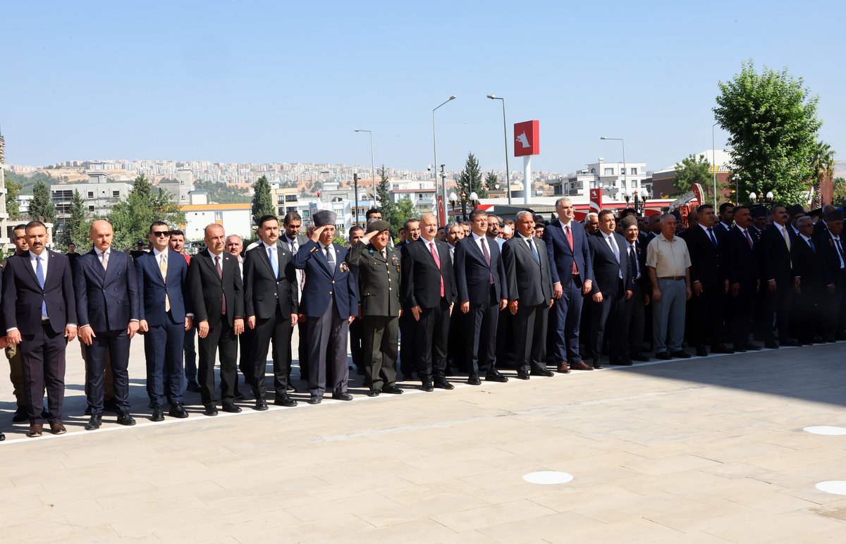 adiyamangovtr's tweet photo. Türk kahramanlığının sönmeyen meşaleleri, kahraman gazilerimizin 19 Eylül Gaziler Günü kutlu olsun.

19 Eylül Gaziler Günü dolayısıyla Valiliğimiz bahçesinde anma töreni düzenlendi.

Törene; Valimiz Sayın Abdullah Küçük, Garnizon Komutanı Piyade Albay Sayın Zeynel Vatan, Belediye Başkanı Sayın Abdurrahman Tutdere, Cumhuriyet Başsavcısı Özgür Celbek, Adıyaman Üniversitesi Rektörü Prof. Dr. Mehmet Keleş, Vali Yardımcılarımız, İl Jandarma Komutanı Albay Fahri Semiz, İl Emniyet Müdürü Arzum Nazman, Türkiye Muharip Gaziler Derneği Başkanı Ahmet Okutan, il protokolü, şehit ailelerimiz ve gazilerimiz, sivil toplum kuruluşlarının temsilcileri ile vatandaşlarımız katıldı.

Saygı duruşu ve İstiklal Marşı’nın okunmasıyla başlayan törende; Valimiz Sayın Abdullah Küçük, Garnizon Komutanı Piyade Albay Sayın Zeynel Vatan, Belediye Başkanı Sayın Abdurrahman Tutdere, Türkiye Muharip Gaziler Derneği Başkanı Ahmet Okutan ve Türkiye Harp Malulü Gaziler, Şehit Dul ve Yetimleri Derneği Adıyaman Şube Başkanı Hacı Erdengi tarafından Atatürk Anıtı’na çelenkler sunuldu.

Törende konuşan Türkiye Muharip Gaziler Derneği Başkanı Ahmet Okutan, gazilik makamının taşıdığı derin anlam ve tarihî öneme dikkat çekerek, vatan uğruna canını ortaya koyan kahraman gazilerimize duyulan minnet ve şükran duygularını ifade etti. Okutan, konuşmasında Kıbrıs Barış Harekâtı sırasında yaşananları ve o günlere dair hatıralarını da paylaşarak, gazilerimizin vatan ve millet uğruna gösterdiği fedakârlığın unutulmayacağını vurguladı.

Vatanımızın her karış toprağı için canını ortaya koyan kahraman gazilerimizi minnet ve şükranla anıyor; ebediyete irtihal eden gazilerimizi ve aziz şehitlerimizi rahmetle yâd ediyoruz.

Başta Gazi Mustafa Kemal Atatürk ve silah arkadaşları olmak üzere, vatanımızın bağımsızlığı ve bekası uğruna mücadele eden tüm kahramanlarımızın aziz hatırası önünde saygıyla eğiliyoruz.

Vatan size minnettardır.