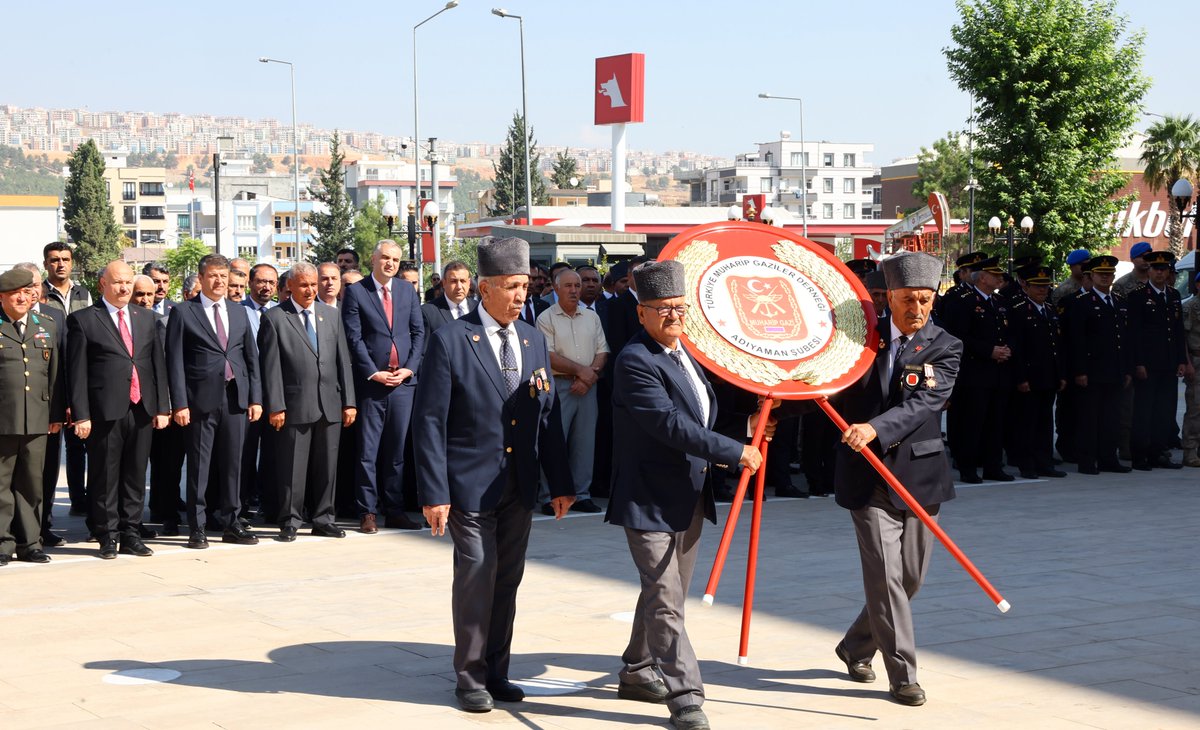 adiyamangovtr's tweet photo. Türk kahramanlığının sönmeyen meşaleleri, kahraman gazilerimizin 19 Eylül Gaziler Günü kutlu olsun.

19 Eylül Gaziler Günü dolayısıyla Valiliğimiz bahçesinde anma töreni düzenlendi.

Törene; Valimiz Sayın Abdullah Küçük, Garnizon Komutanı Piyade Albay Sayın Zeynel Vatan, Belediye Başkanı Sayın Abdurrahman Tutdere, Cumhuriyet Başsavcısı Özgür Celbek, Adıyaman Üniversitesi Rektörü Prof. Dr. Mehmet Keleş, Vali Yardımcılarımız, İl Jandarma Komutanı Albay Fahri Semiz, İl Emniyet Müdürü Arzum Nazman, Türkiye Muharip Gaziler Derneği Başkanı Ahmet Okutan, il protokolü, şehit ailelerimiz ve gazilerimiz, sivil toplum kuruluşlarının temsilcileri ile vatandaşlarımız katıldı.

Saygı duruşu ve İstiklal Marşı’nın okunmasıyla başlayan törende; Valimiz Sayın Abdullah Küçük, Garnizon Komutanı Piyade Albay Sayın Zeynel Vatan, Belediye Başkanı Sayın Abdurrahman Tutdere, Türkiye Muharip Gaziler Derneği Başkanı Ahmet Okutan ve Türkiye Harp Malulü Gaziler, Şehit Dul ve Yetimleri Derneği Adıyaman Şube Başkanı Hacı Erdengi tarafından Atatürk Anıtı’na çelenkler sunuldu.

Törende konuşan Türkiye Muharip Gaziler Derneği Başkanı Ahmet Okutan, gazilik makamının taşıdığı derin anlam ve tarihî öneme dikkat çekerek, vatan uğruna canını ortaya koyan kahraman gazilerimize duyulan minnet ve şükran duygularını ifade etti. Okutan, konuşmasında Kıbrıs Barış Harekâtı sırasında yaşananları ve o günlere dair hatıralarını da paylaşarak, gazilerimizin vatan ve millet uğruna gösterdiği fedakârlığın unutulmayacağını vurguladı.

Vatanımızın her karış toprağı için canını ortaya koyan kahraman gazilerimizi minnet ve şükranla anıyor; ebediyete irtihal eden gazilerimizi ve aziz şehitlerimizi rahmetle yâd ediyoruz.

Başta Gazi Mustafa Kemal Atatürk ve silah arkadaşları olmak üzere, vatanımızın bağımsızlığı ve bekası uğruna mücadele eden tüm kahramanlarımızın aziz hatırası önünde saygıyla eğiliyoruz.

Vatan size minnettardır.