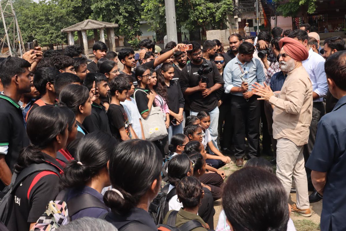 LtGovDelhi's tweet photo. Delighted to join young volunteers of Vrikshit Foundation for a cleanliness drive at Shakurpur today.

A cleaner Delhi begins with Jan Bhagidari. Urge our youth to take ownership of their neighbourhoods and make Shramdaan a people’s movement. Also interacted with local residents, emphasizing that maintaining the park cleaned by these youngsters is now a shared community responsibility.

Together, let’s build a cleaner, healthier, greener Delhi.