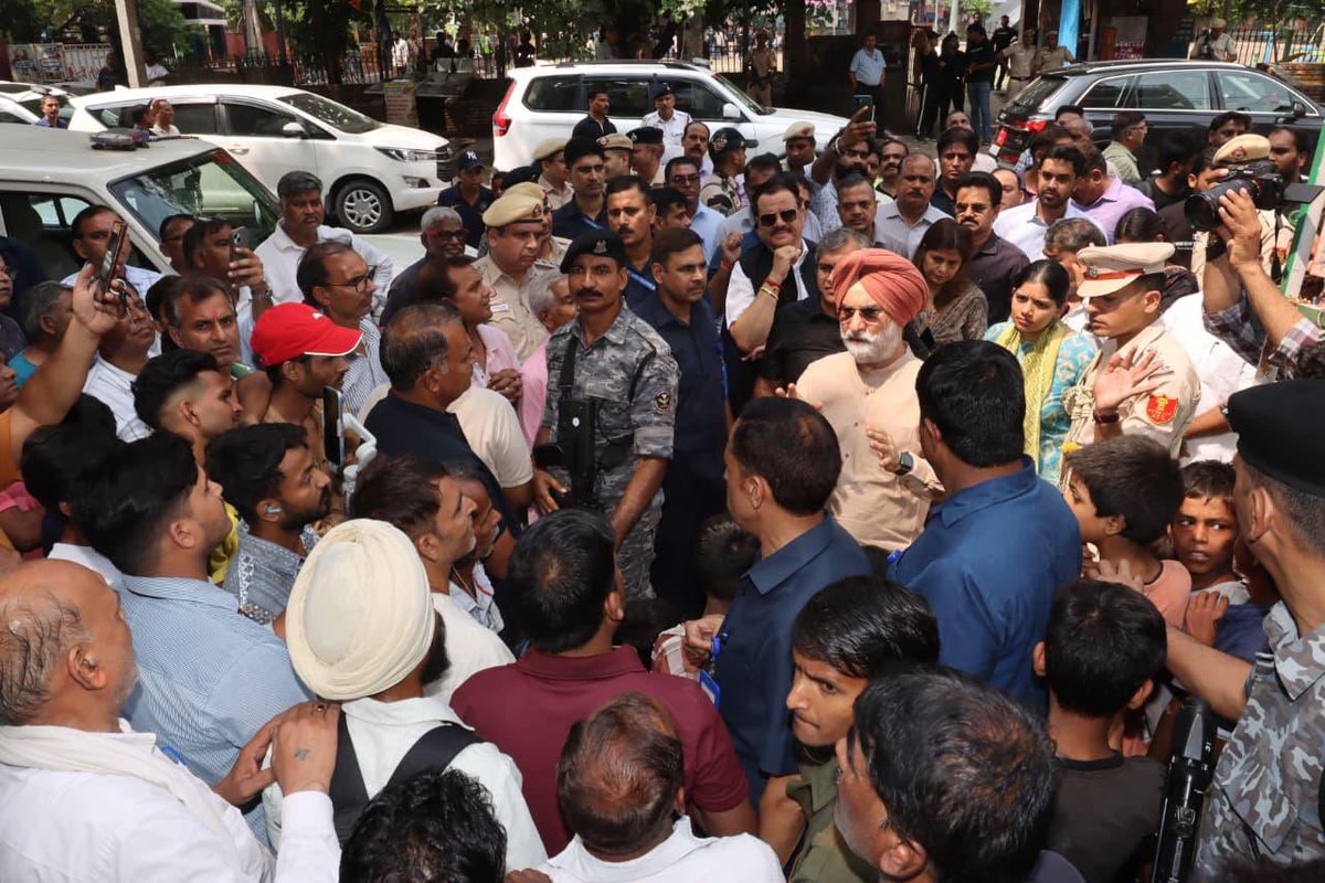 LtGovDelhi's tweet photo. Delighted to join young volunteers of Vrikshit Foundation for a cleanliness drive at Shakurpur today.

A cleaner Delhi begins with Jan Bhagidari. Urge our youth to take ownership of their neighbourhoods and make Shramdaan a people’s movement. Also interacted with local residents, emphasizing that maintaining the park cleaned by these youngsters is now a shared community responsibility.

Together, let’s build a cleaner, healthier, greener Delhi.