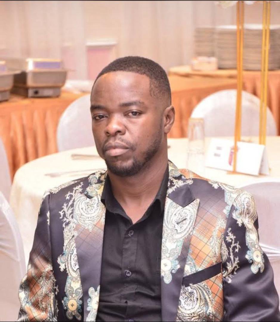 rkitsita's tweet photo. #RDC: 🚨 ALERTE | KINSHASA

Un médecin pris pour cible lors d’une agression à Kinshasa.

Le Dr Jacques Kapela, médecin généraliste affecté à l’hôpital CHEN, dans la commune de Ngiri-Ngiri, a été violemment agressé alors qu’il regagnait son domicile . Les faits se sont déroulés la nuit de jeudi 17  à vendredi  18 septembre à deux pâtés de maisons à Barré DGC dans la commune de Ngaliema . 

Selon les informations disponibles, il est actuellement hospitalisé à l’hôpital militaire du Camp Tshatshi. Son état serait préoccupant et son pronostic vital engagé.

Sa prise en charge médicale nécessite des moyens importants.

Cette nouvelle agression relance une fois de plus la question de l’insécurité à Kinshasa et de la protection des citoyens, y compris des professionnels de santé qui regagnent leur domicile après leur service.

SOS 🆘

NB : Difficile de vous montrer les images , elles sont INSOUTENABLES .

@shabani_lukoo @rogerkamba @Presidence_RDC @DeniseNyakeru @PatrickMuyaya @AssembleeNatRDC @senatrdc @BojiAime @SuminwaJudith @daniel_bumba_01 .