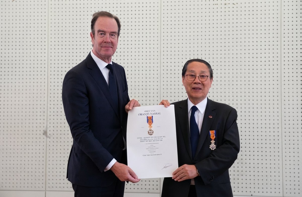 NLinJapan's tweet photo. On Saturday, September 19, 2026, a special ceremony was held in Nagasaki City, where Dr. Masao Tomonaga was appointed “Officer in the Order of Orange-Nassau”.
Ambassador Gilles Beschoor Plug @GillesBP  of the Netherlands in Japan presented the decoration to Dr. Tomonaga. https://t.co/SuJxvfDtln