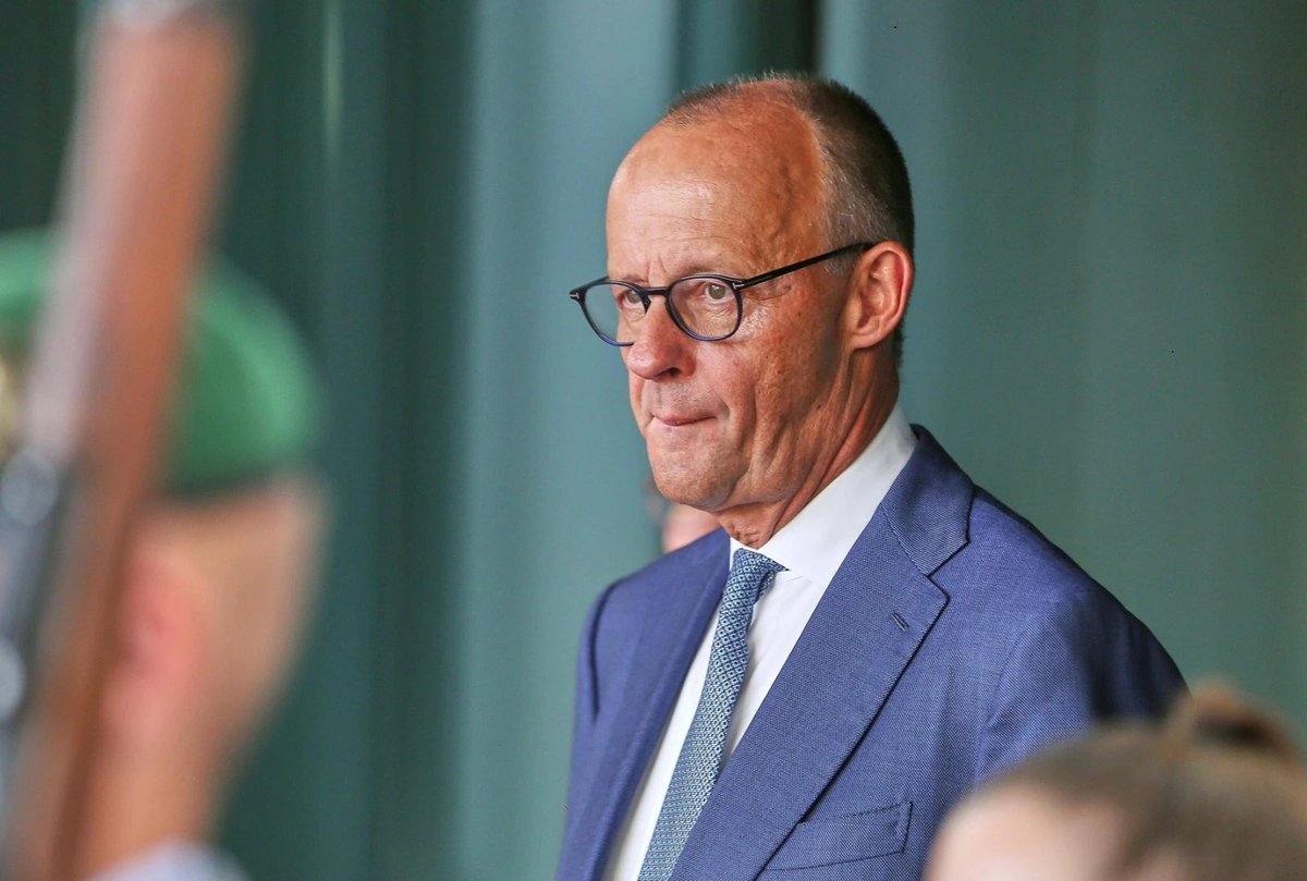 jon_delorraine's tweet photo. 🇩🇪 Friedrich Merz joue une partie de son avenir politique ce dimanche en Allemagne.

Il y a deux semaines, l’AfD a créé un séisme en Saxe-Anhalt avec 43,8 % des voix, contre seulement 17,2 % pour la CDU du chancelier Friedrich Merz.

Demain, deux nouvelles élections régionales ont lieu : à Berlin et en Mecklembourg-Poméranie-Occidentale.

Dans ce dernier Land, la CDU de Merz est aujourd’hui créditée d’environ 6 %, au bord du seuil des 5 % nécessaire pour entrer au Parlement régional, tandis que SPD et AfD se disputent la première place autour de 36-37 %.

À Berlin, l’AfD est donnée autour de 18 %, soit presque le double de son score de 2023.

Ces élections ne feront pas directement tomber le chancelier allemand. Mais une nouvelle débâcle de la CDU renforcerait considérablement les tensions internes autour de Friedrich Merz, déjà contesté dans son propre camp.