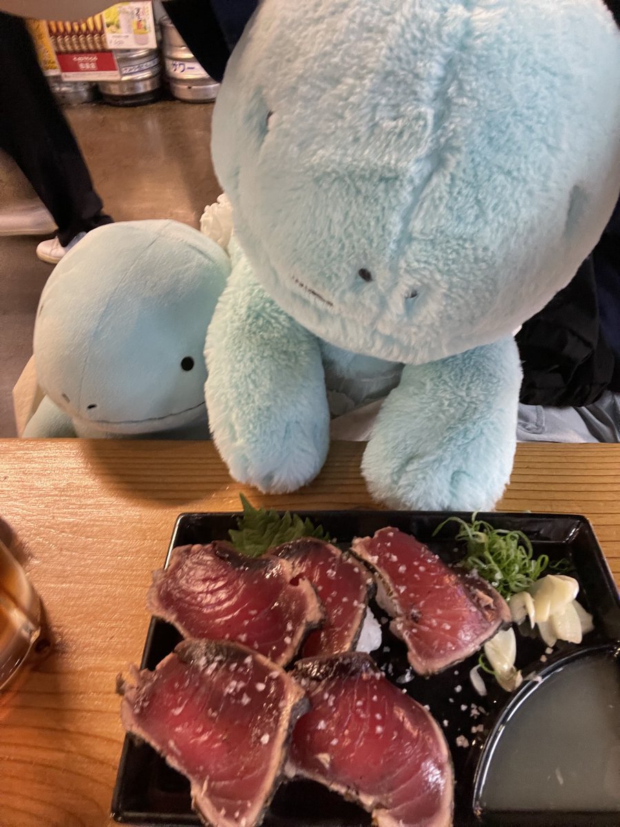 bbmchanouter's tweet photo. 私の行きたいところは路面電車だけだったので、その後は旦那の行きたいところへ🙂‍↕️

カツオのたたきで有名なお店に旦那が並んでるのを見つめるヌーさん🤭

私は席の近くにあるカレー屋のセールスに負けてウーロン茶を注文😂w

お刺身少し苦手民だけど新鮮だと美味しいね🐟🍣 https://t.co/agoUXbKH2n