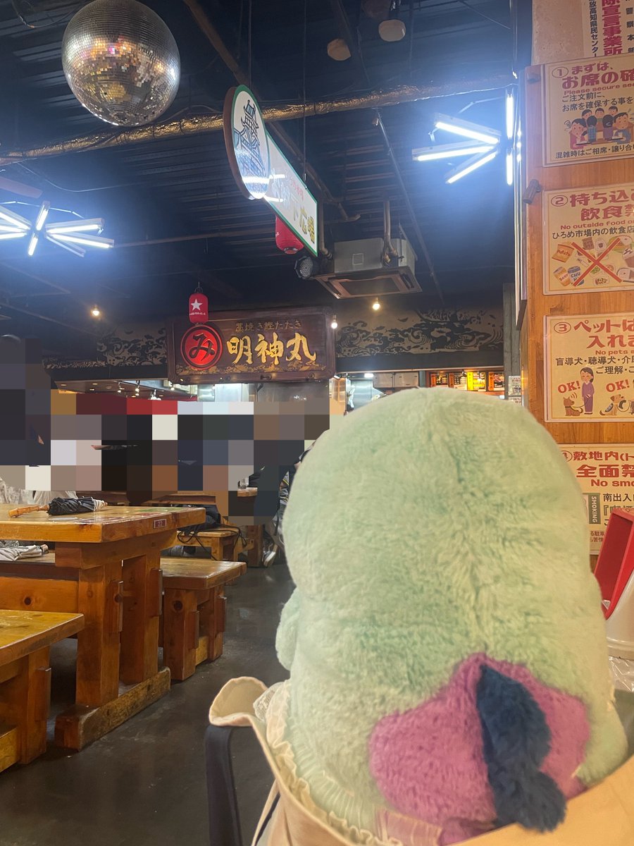 bbmchanouter's tweet photo. 私の行きたいところは路面電車だけだったので、その後は旦那の行きたいところへ🙂‍↕️

カツオのたたきで有名なお店に旦那が並んでるのを見つめるヌーさん🤭

私は席の近くにあるカレー屋のセールスに負けてウーロン茶を注文😂w

お刺身少し苦手民だけど新鮮だと美味しいね🐟🍣 https://t.co/agoUXbKH2n