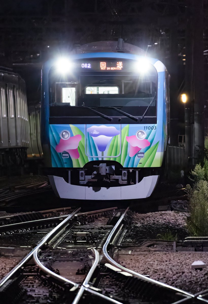 kashiwater's tweet photo. 最近こればっかり追ってます。

離合するのは東急車。腰板帯が無くなり、さながら相鉄アルミカーのよう。？ https://t.co/KDQS5nxEgT