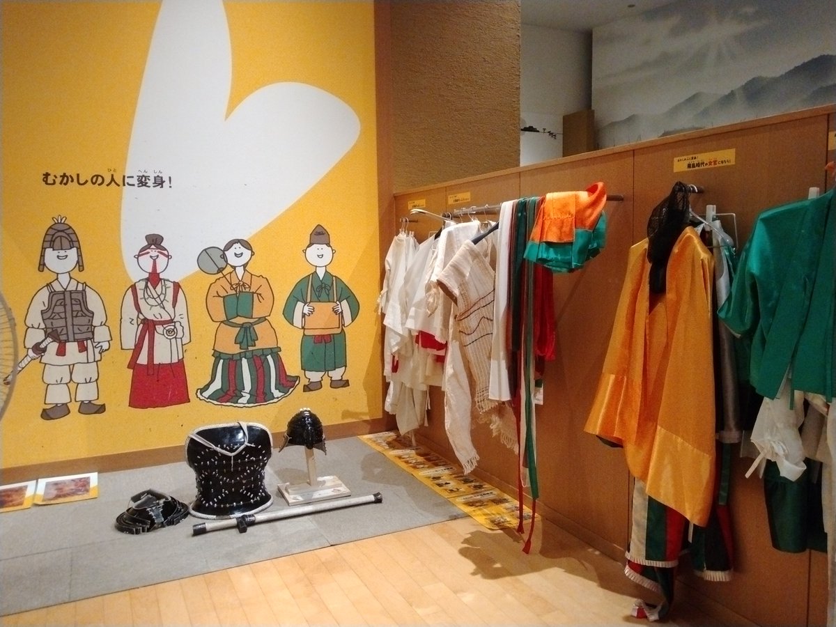 gintarou10's tweet photo. 体験コーナーに再現革靴まで用意して下さっていたのが本当にもう至れり尽くせりでしたが、再現武人が履いているのもこの靴かな？
巫女の再現衣装や展示もありましたが、小さい銅鐸や勾玉ガラス管玉等々装飾品も身に付けた展示もあって美しかったです。
動くと良い音がしていたんだろうなあ。 https://t.co/EmnzbD4CF6
