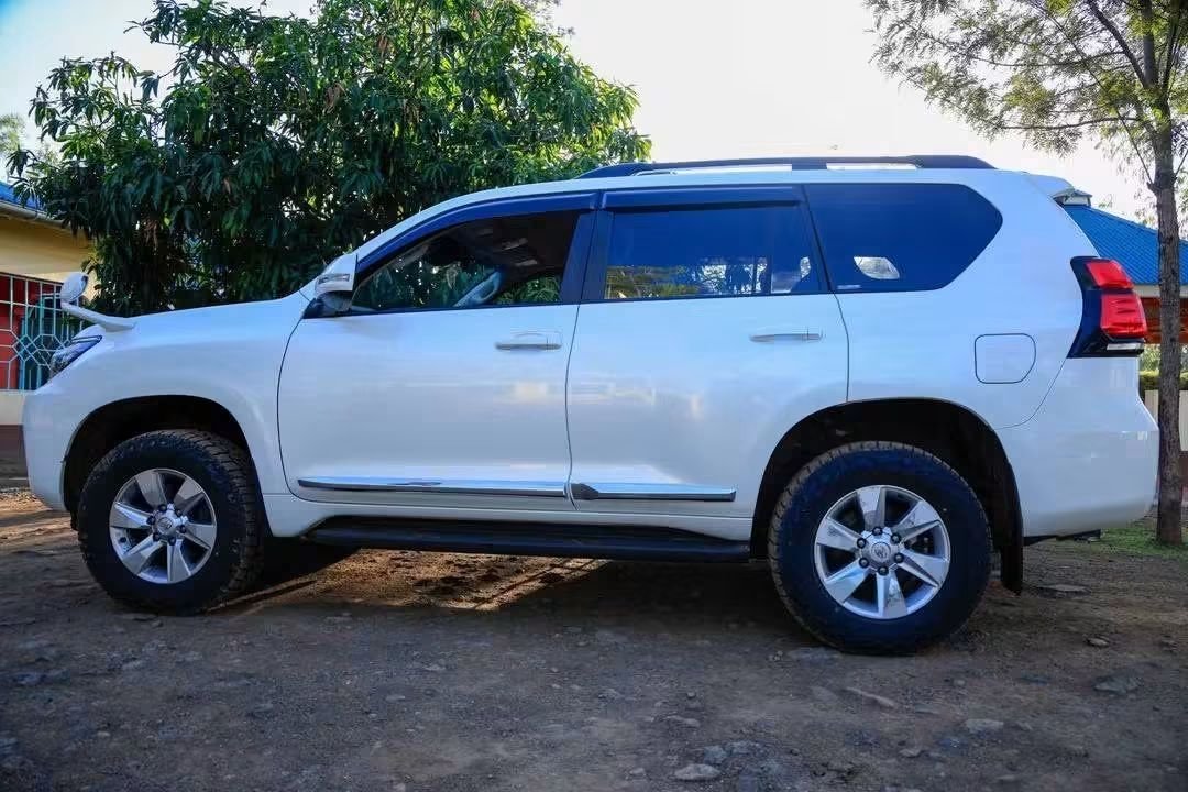OtengaSiauu's tweet photo. Luo Council of elders chairman Ker Odungi Randa recieves a brand new prado as promised by HE William Ruto. https://t.co/IgdxKJ0ok9