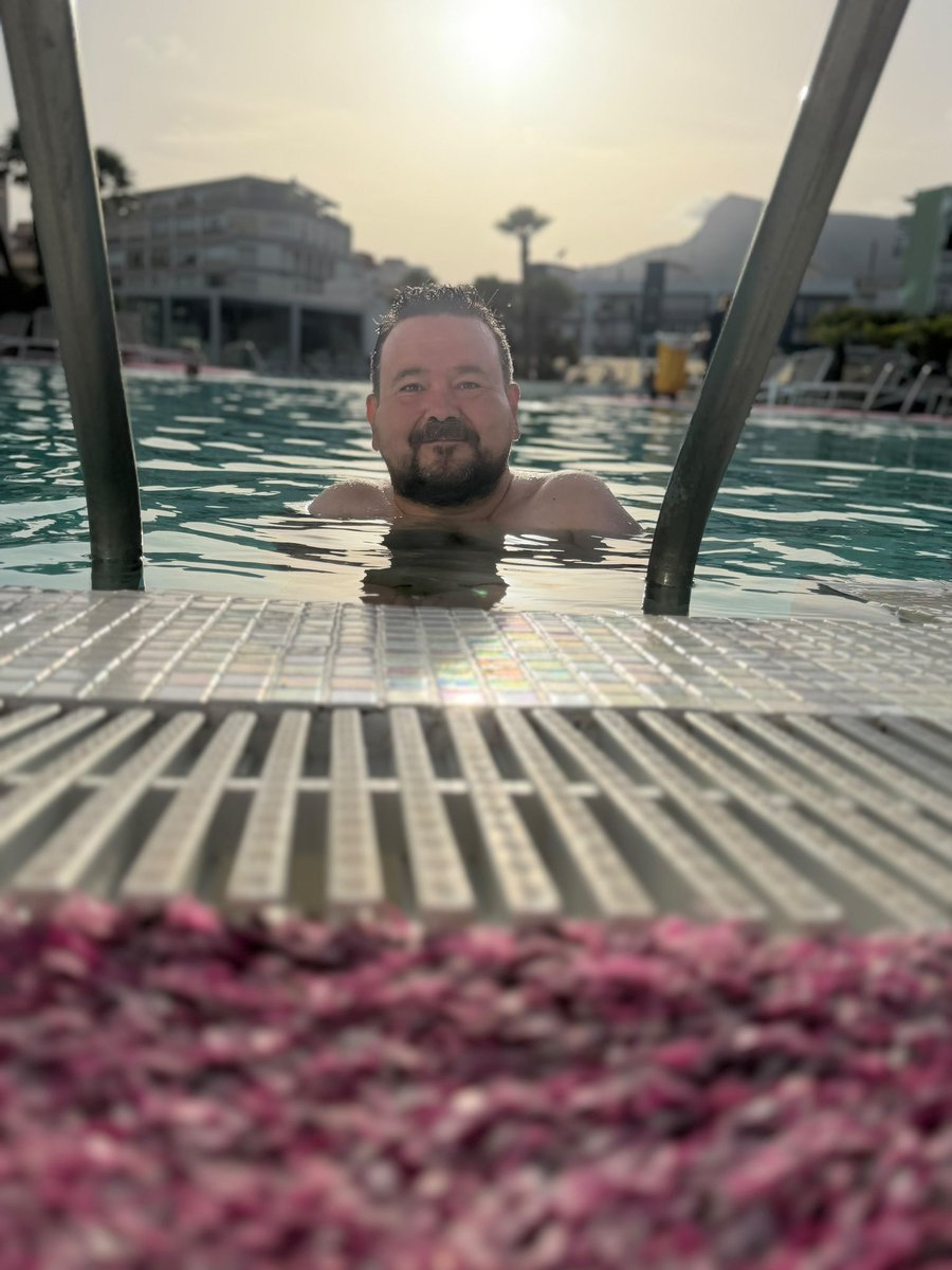 agropopular's tweet photo. En la sección #ELAlcalde Juan Ramón Amores (@jramoresAlcalde) nos cuenta con emoción que ha perdido el miedo a bañarse en la piscina después de 6 años sin meterse.
Nos ha recordado que él ha sido monitor de natación años atrás
#Agropopular https://t.co/McHHx8xC0m