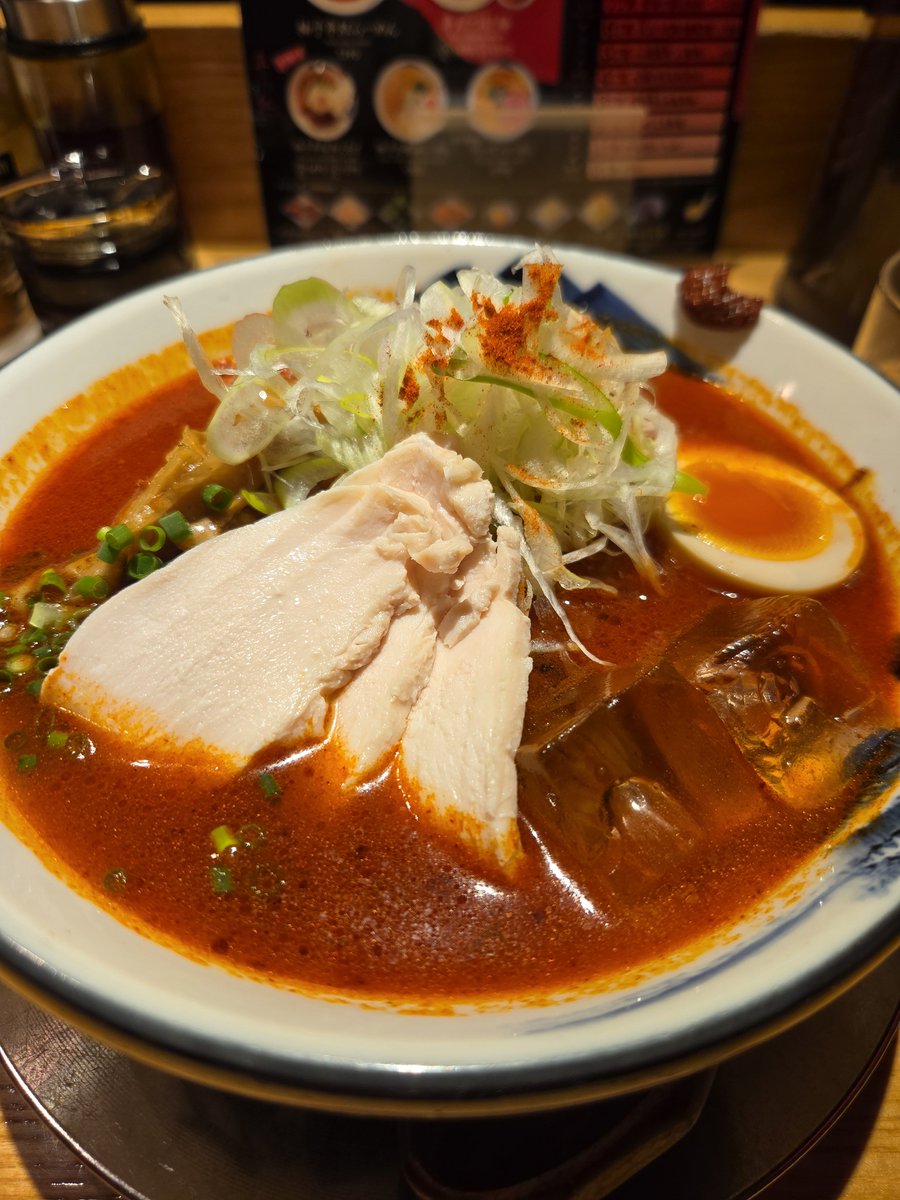 Chubby_Groove19's tweet photo. 休みなのに朝から前部署の元上司からのパワハラ電話で2時間ほど麻痺しつつ、辛いの食べて忘れようと都内まで出ました🤪笑
初めてAFURI辛紅さんへ行き、限定の冷やしラーメンを🍜🌶
28丁目まであるのですが、初めてなので6辛で注文✨
一口スープを飲むと喉に来る辛さ🥵
でもすぐに慣れて完食😋
さて、このパワハラ問題どうしましょ🤔笑