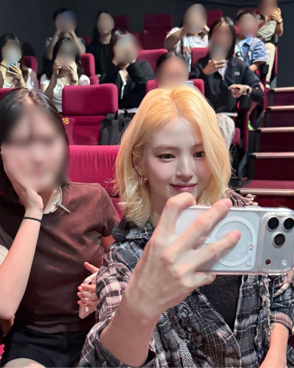 4evaSohee's tweet photo. han sohee at ‘the intern’ stage greeting today🖤 https://t.co/To4I0E58f6