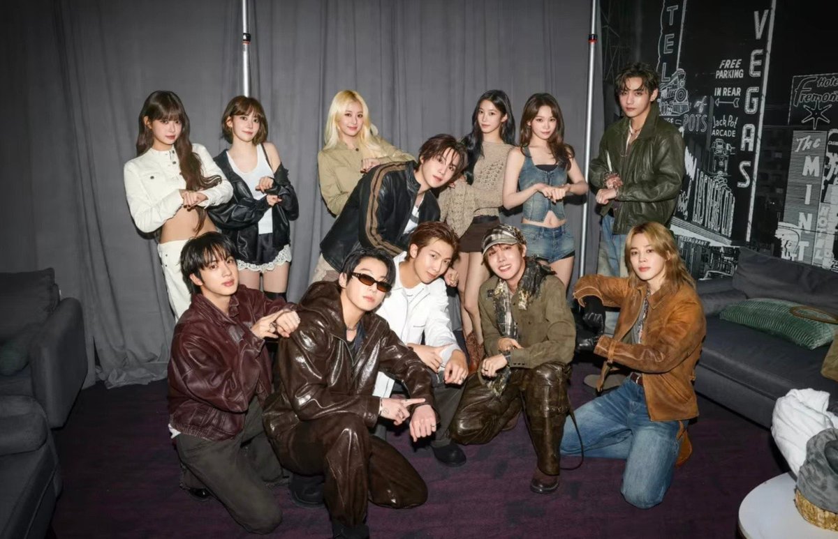 TheePopCore's tweet photo. BTS and LE SSERAFIM serve pure perfection in a new photo together. https://t.co/HUkfOB40Zk