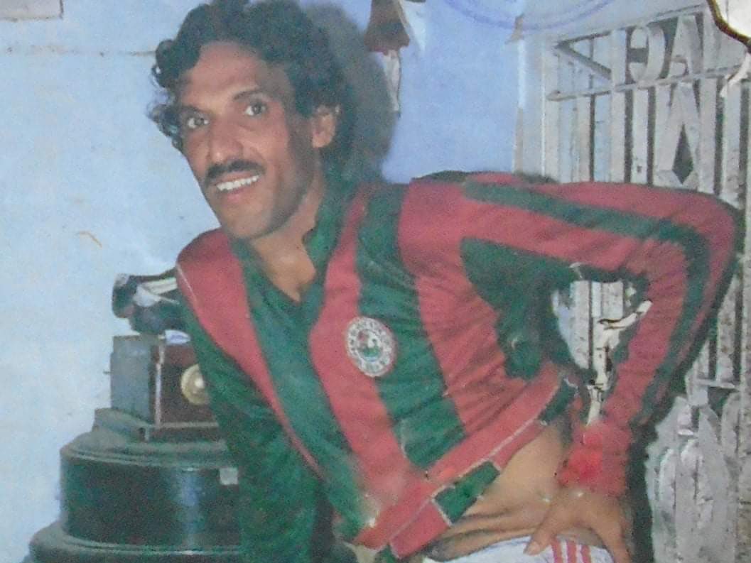 aritra_rulez's tweet photo. This Mohun Bagan jersey remains one of the most iconic and beautiful ever.
And in the picture, the man, the legend — Subrata Bhattacharya . #Mohunbagan https://t.co/n3qdo2UlZ5