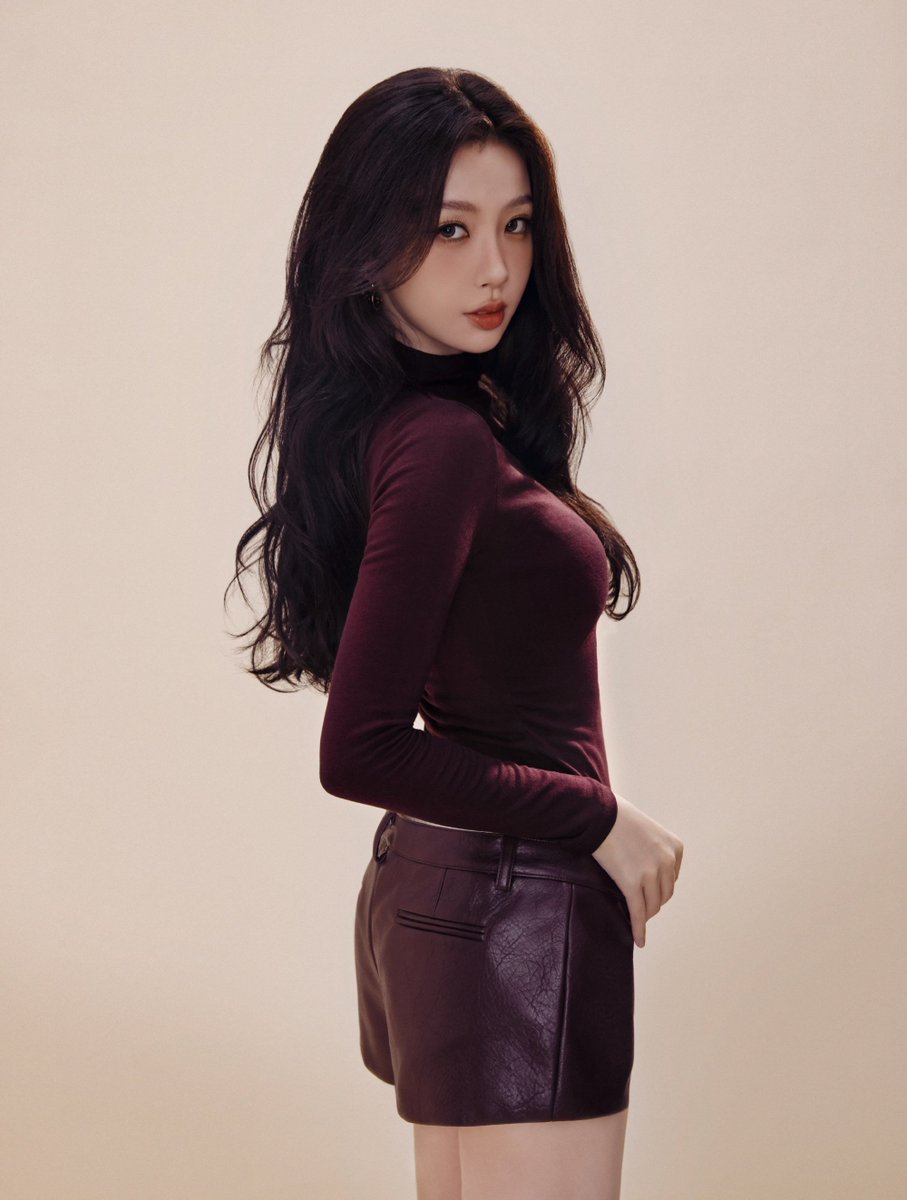 LambertsOl15549's tweet photo. 虞书欣也嫌弃王鹤棣太短了，我的长又硬，肯定能伺候好欣欣子 https://t.co/vWP6RgdWHb