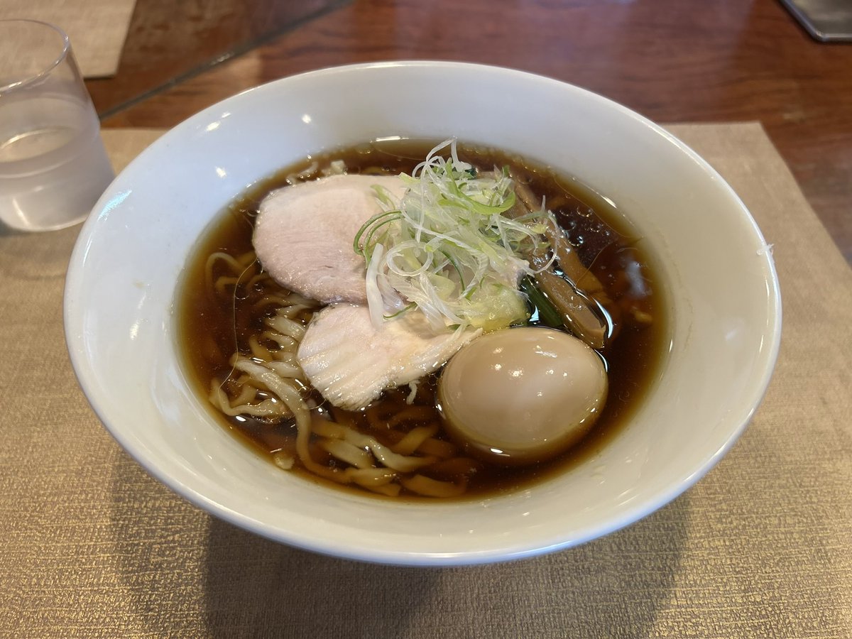 hirogoal's tweet photo. 製麺機を使用した自家製麺に変わったことから店名が、せい麺カドワキ��。
試合前の腹拵えに。味玉醤油らーめん。
製麺機になって、麺が柔らかくなったというか、スープを吸い上げていて美味しい！
若干、スープも変わったかな？
キレがあるのは変わらず、深みが出た気がする。
美味しかった、ご馳走様でした！
#ラーメン #せい麺カドワキ