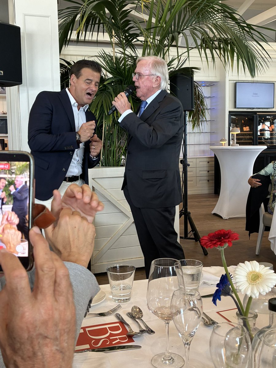 AptrootC's tweet photo. Prinsjesdag genoten. Lunch bij Harry Mens met oa zang Wilfred Genee. ‘S-avonds gegeten met vrienden en samen naar Prinsjesdagconcert RO. Geweldig als altijd, dank RO en gemeente Den Haag. https://t.co/dMrkjYr8hT
