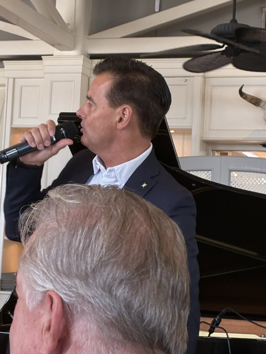 AptrootC's tweet photo. Prinsjesdag genoten. Lunch bij Harry Mens met oa zang Wilfred Genee. ‘S-avonds gegeten met vrienden en samen naar Prinsjesdagconcert RO. Geweldig als altijd, dank RO en gemeente Den Haag. https://t.co/dMrkjYr8hT