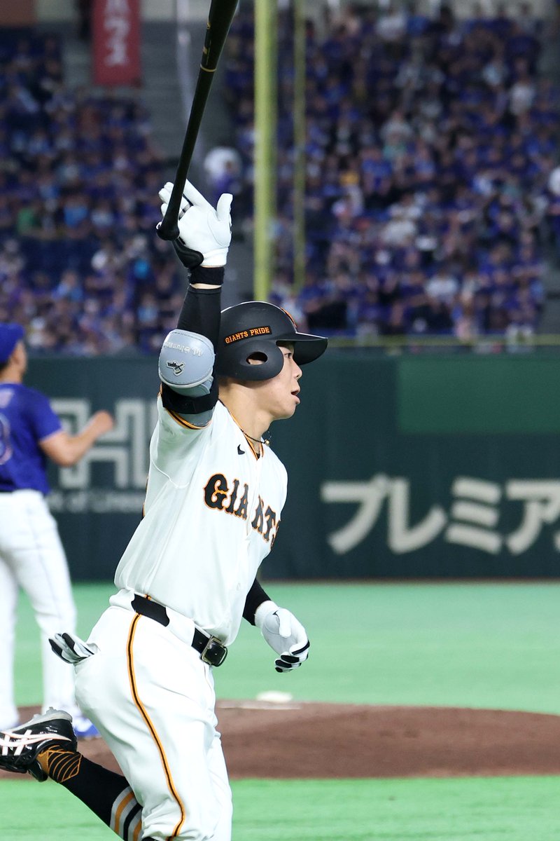 TokyoGiants's tweet photo. 【六回裏】巨人 12-1 中日

2点本塁打を放った #佐々木俊輔 選手！ https://t.co/hGcaMVmt82