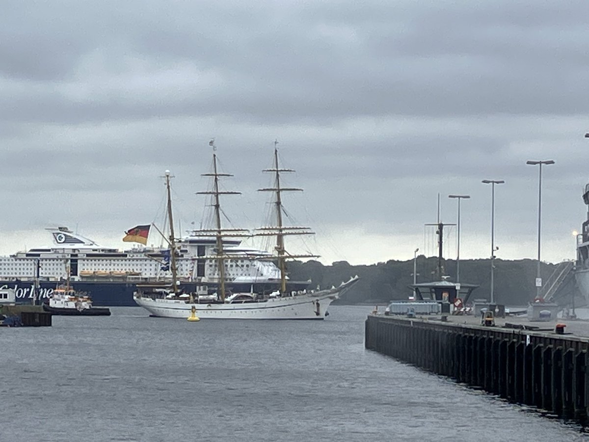 jens_wieseke's tweet photo. Heute wird ein Freund von der Gorch Fock abgeholt. Mal sehen, ob er nach der langen Zeit auf See überhaupt noch geradeaus laufen kann oder schwankt. Landratten-Modus: Aktiviert! ⚓️ Friedrichsort/Kiel, ich komme! #Landgang #Heimkehr https://t.co/BfmDXhsfAV